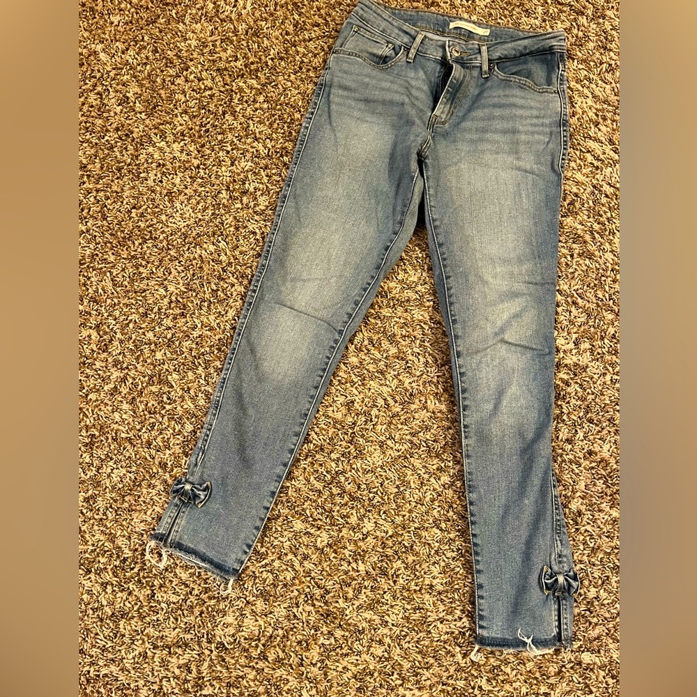 Levi’s jeans with bows at the ankles
